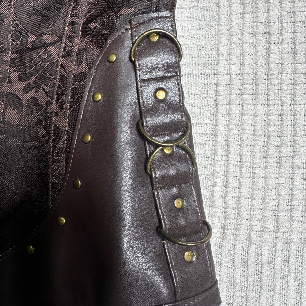 Vintage Corset with Buckle Details - Picture 4 of 10